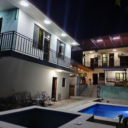 Apex Rest House Of 10 Rooms And Pool Erivan Exterior foto