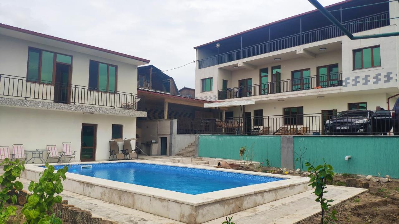 Apex Rest House Of 10 Rooms And Pool Erivan Exterior foto