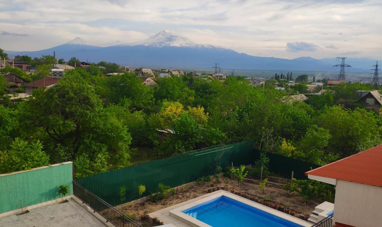 Apex Rest House Of 10 Rooms And Pool Erivan Exterior foto