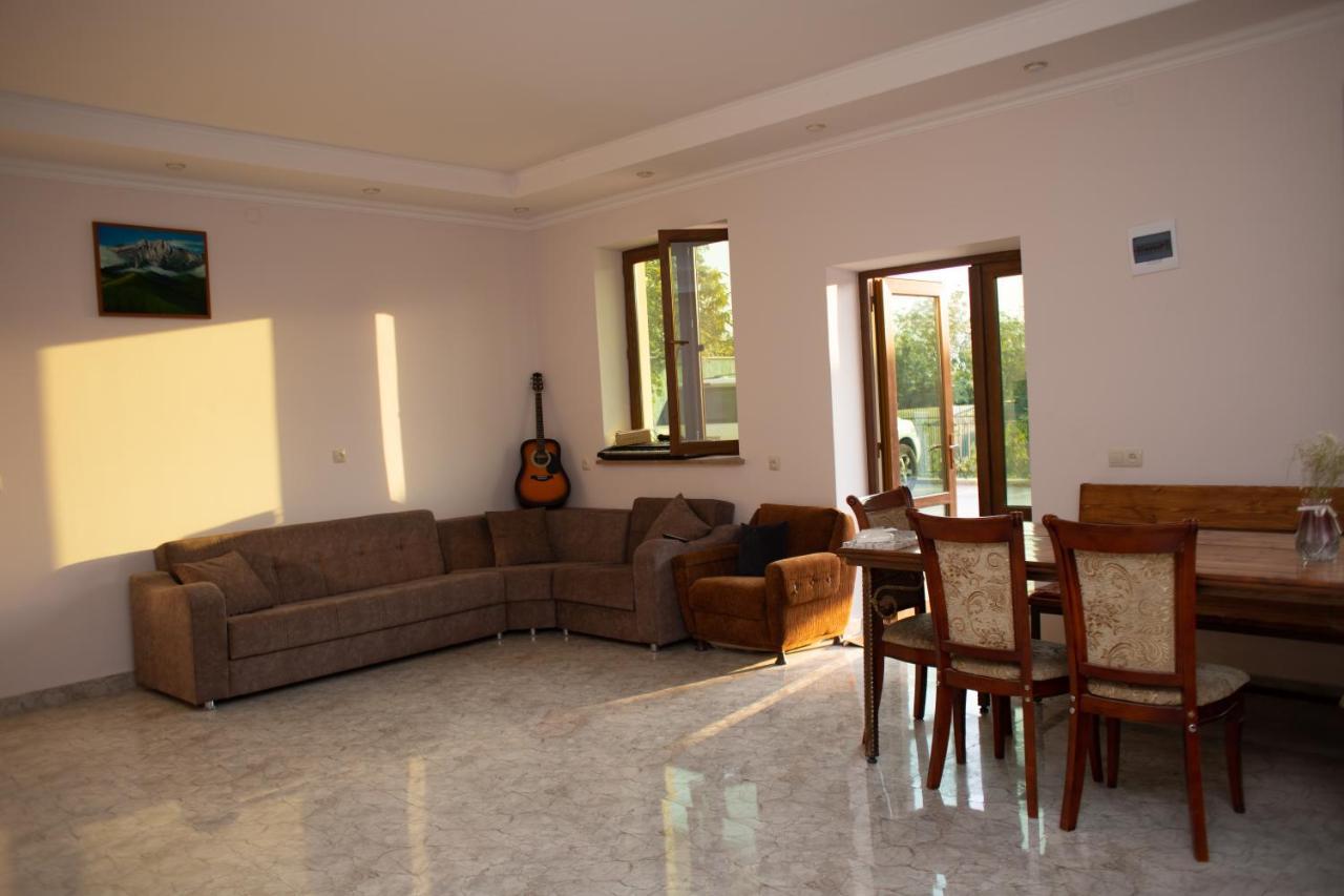 Apex Rest House Of 10 Rooms And Pool Erivan Exterior foto