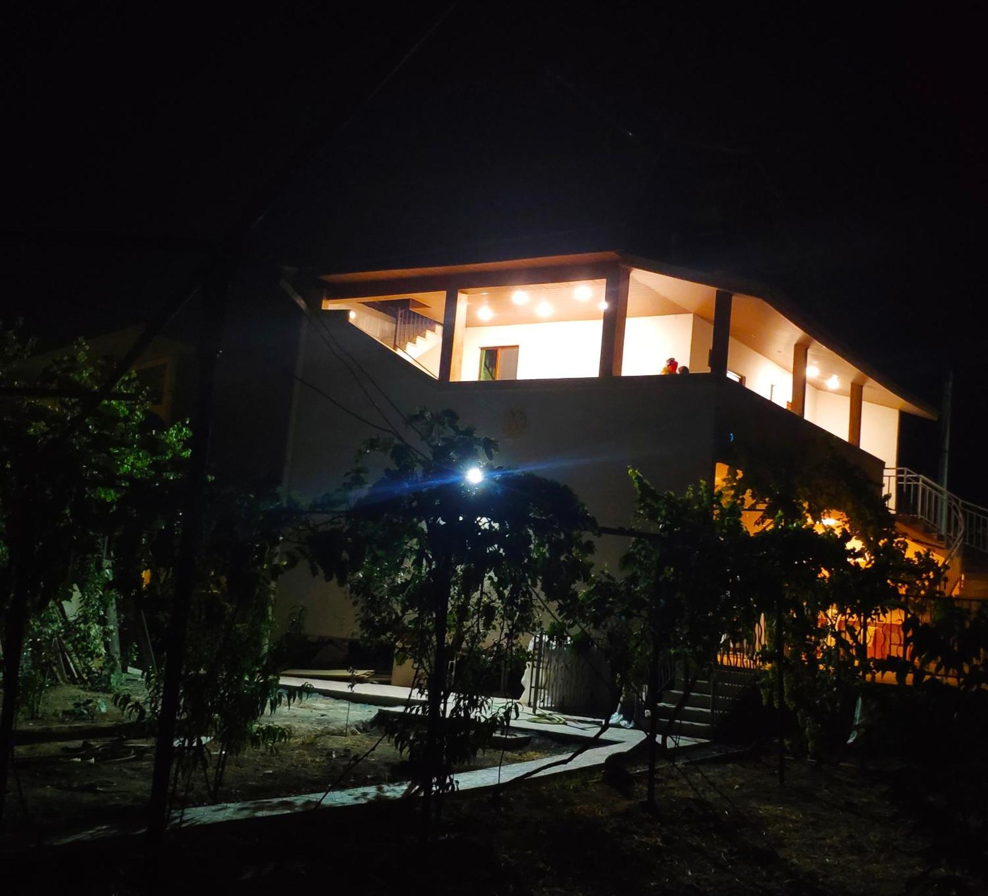 Apex Rest House Of 10 Rooms And Pool Erivan Exterior foto