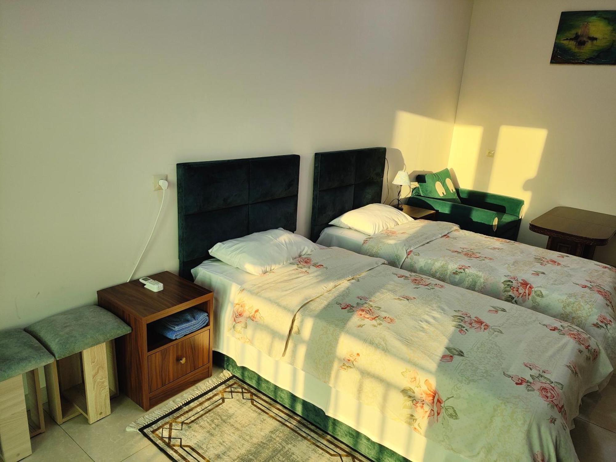 Apex Rest House Of 10 Rooms And Pool Erivan Exterior foto
