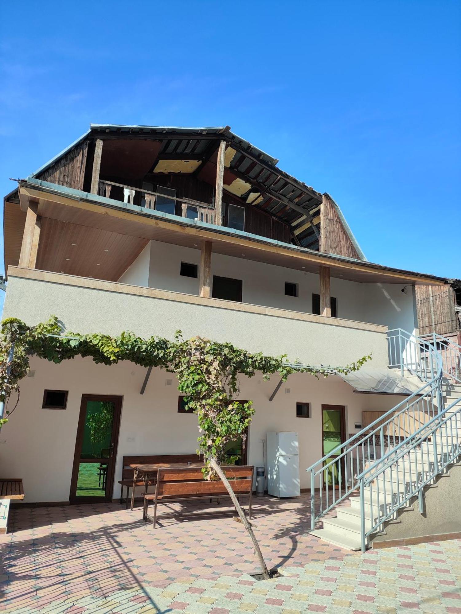 Apex Rest House Of 10 Rooms And Pool Erivan Exterior foto