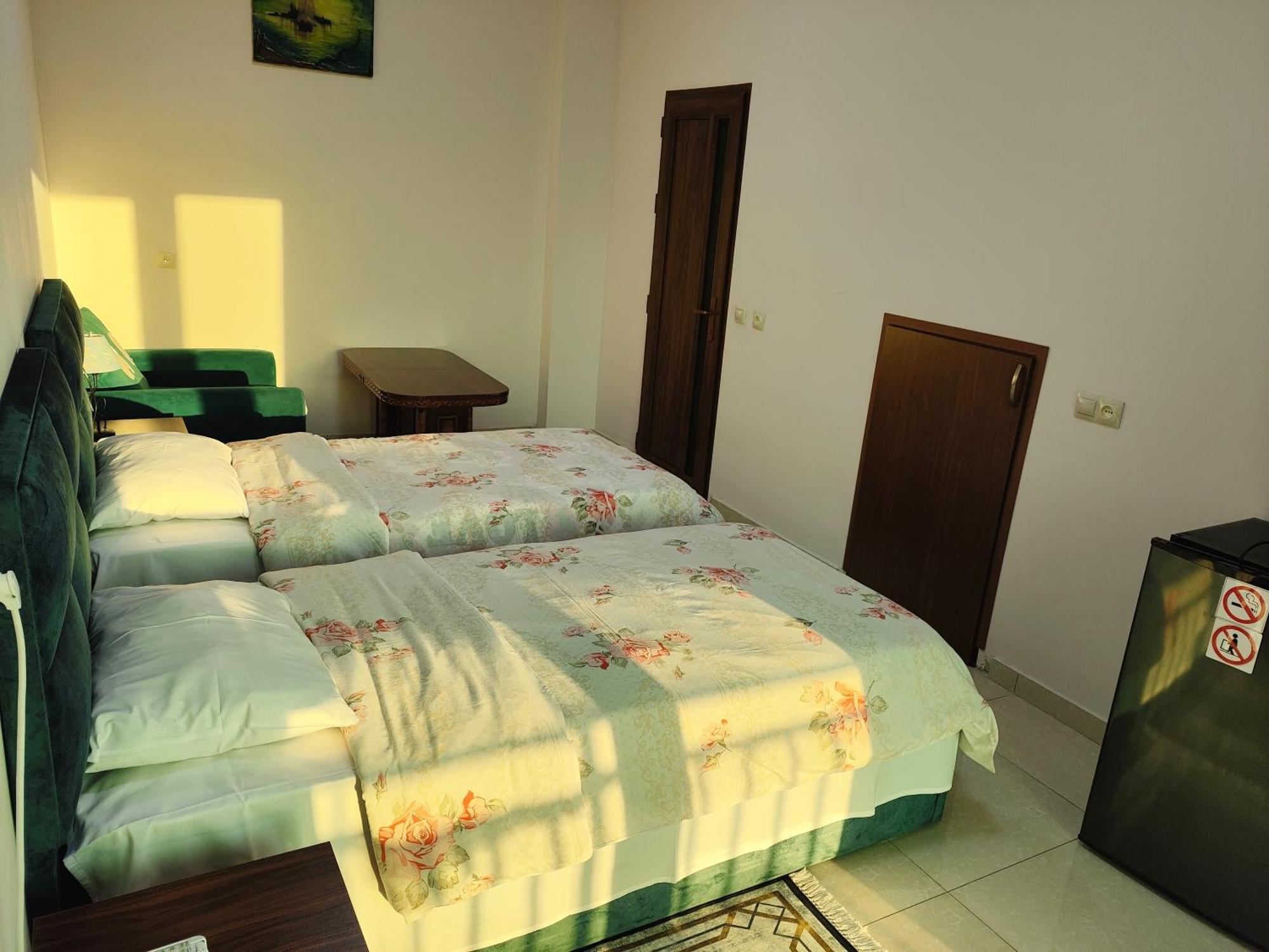 Apex Rest House Of 10 Rooms And Pool Erivan Exterior foto