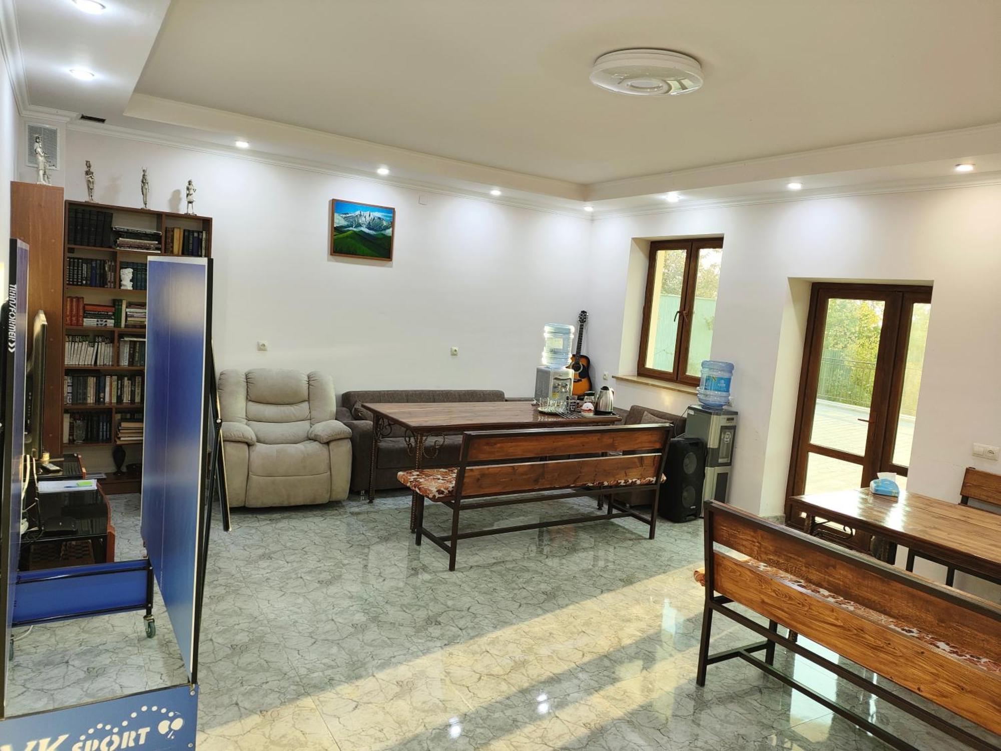 Apex Rest House Of 10 Rooms And Pool Erivan Exterior foto
