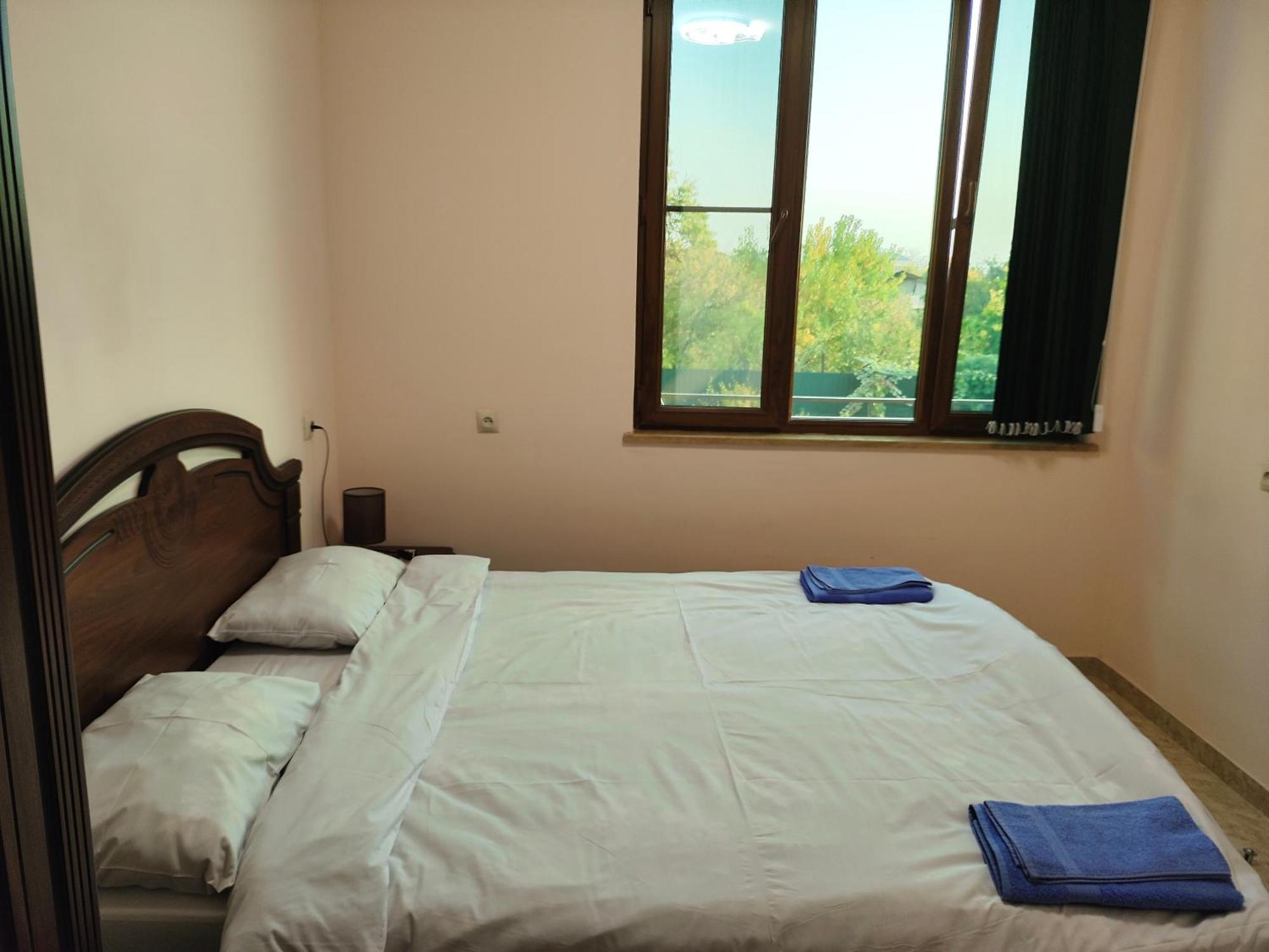 Apex Rest House Of 10 Rooms And Pool Erivan Exterior foto