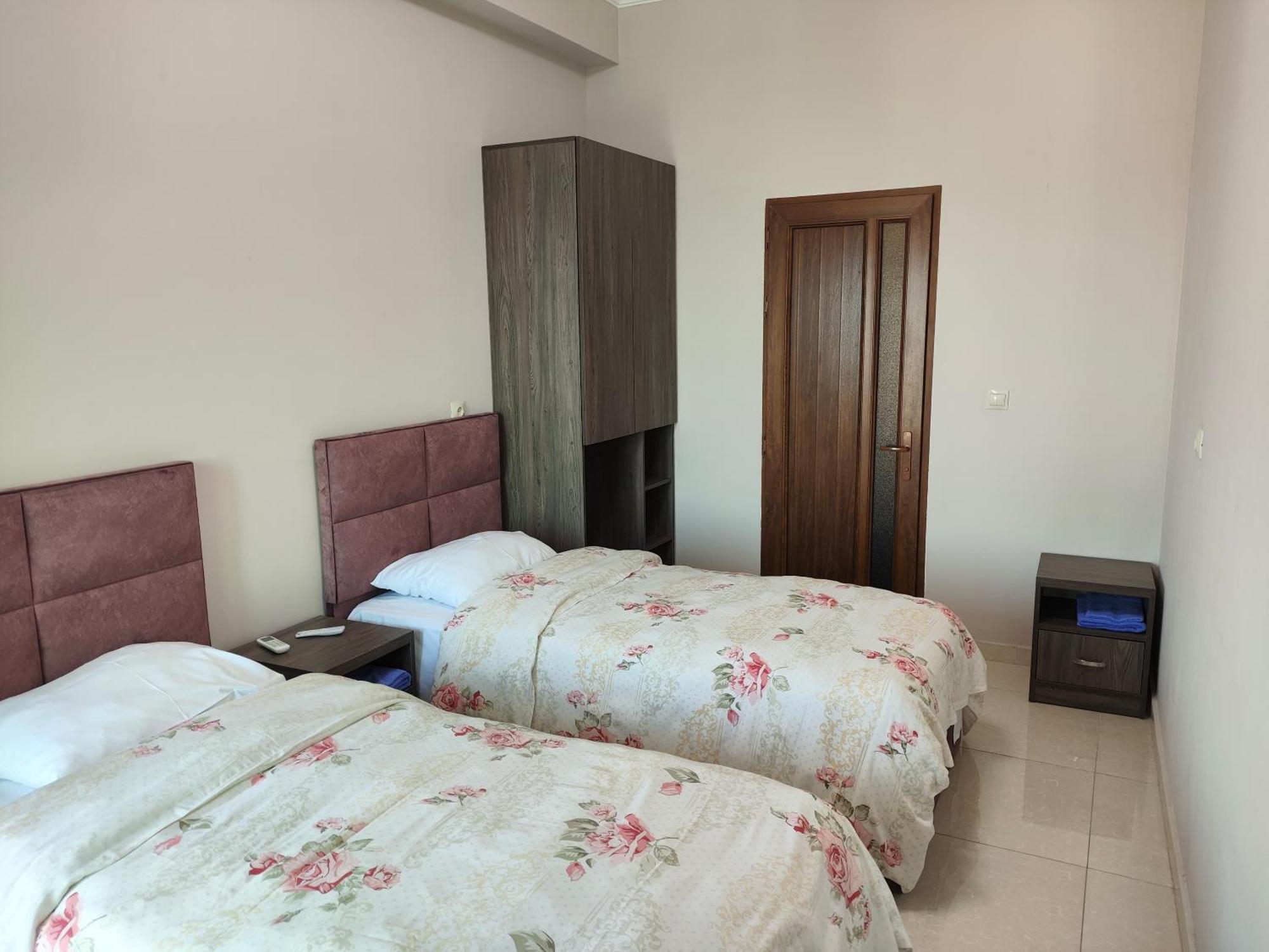 Apex Rest House Of 10 Rooms And Pool Erivan Exterior foto