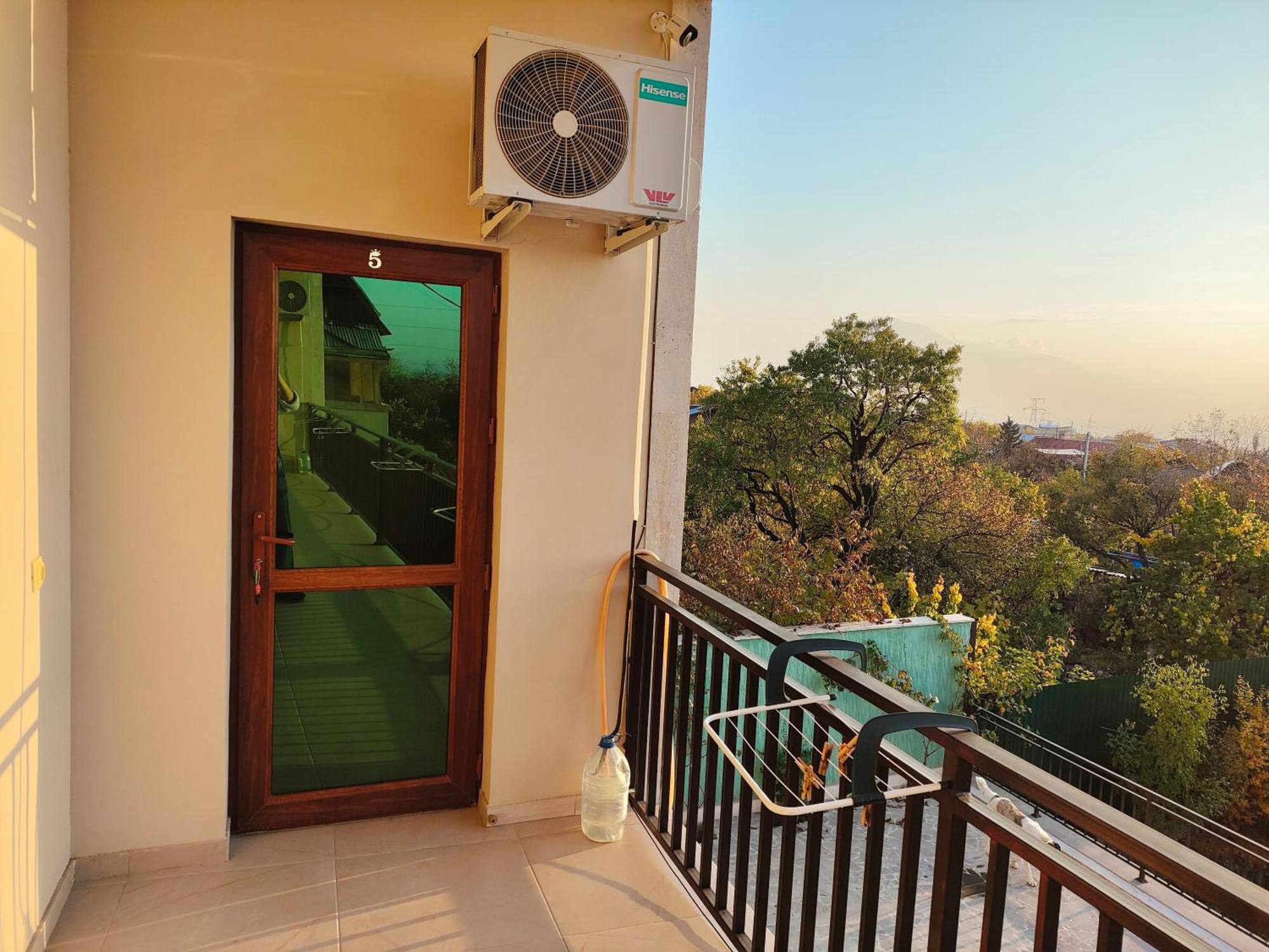 Apex Rest House Of 10 Rooms And Pool Erivan Exterior foto