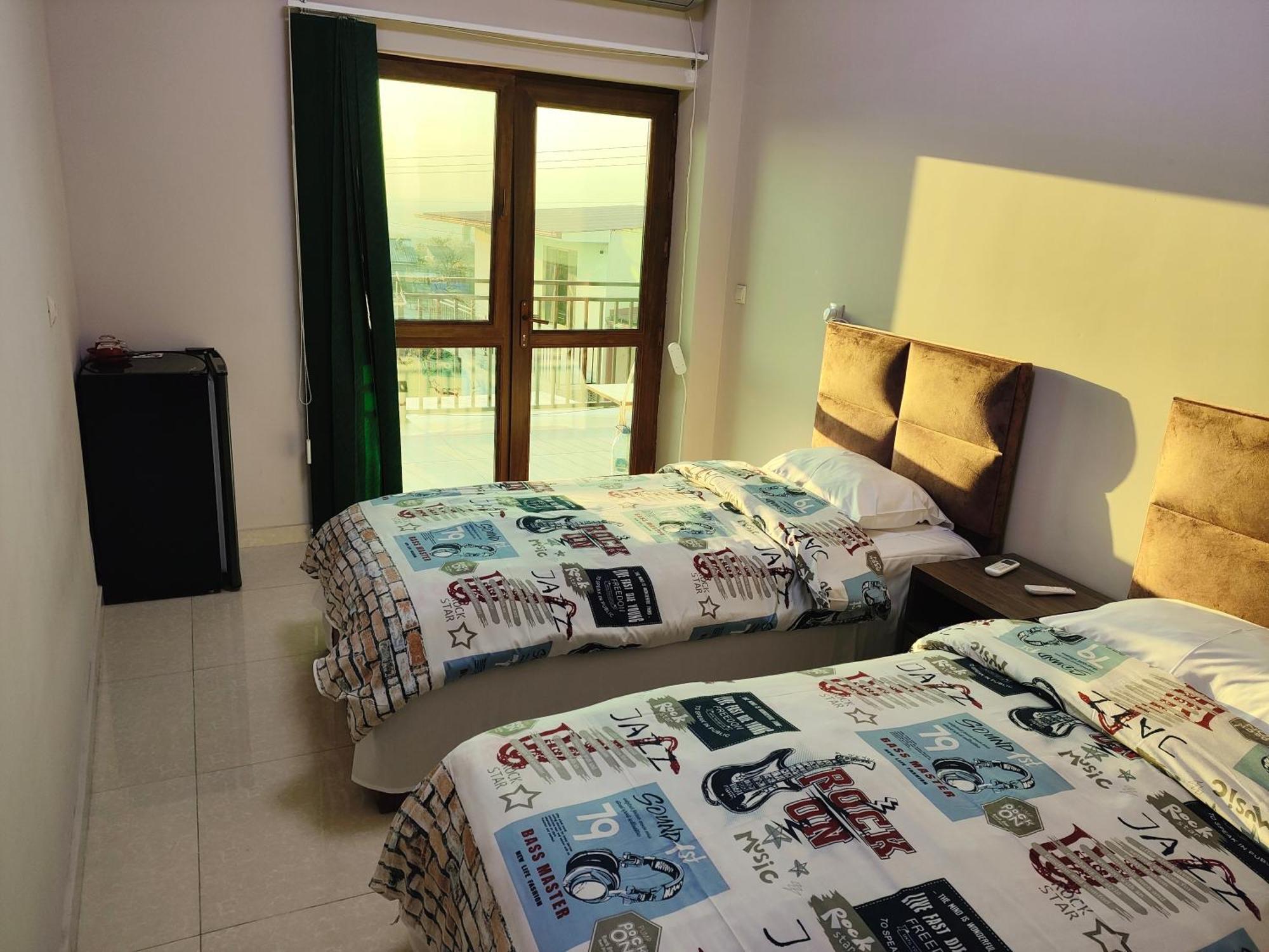 Apex Rest House Of 10 Rooms And Pool Erivan Exterior foto