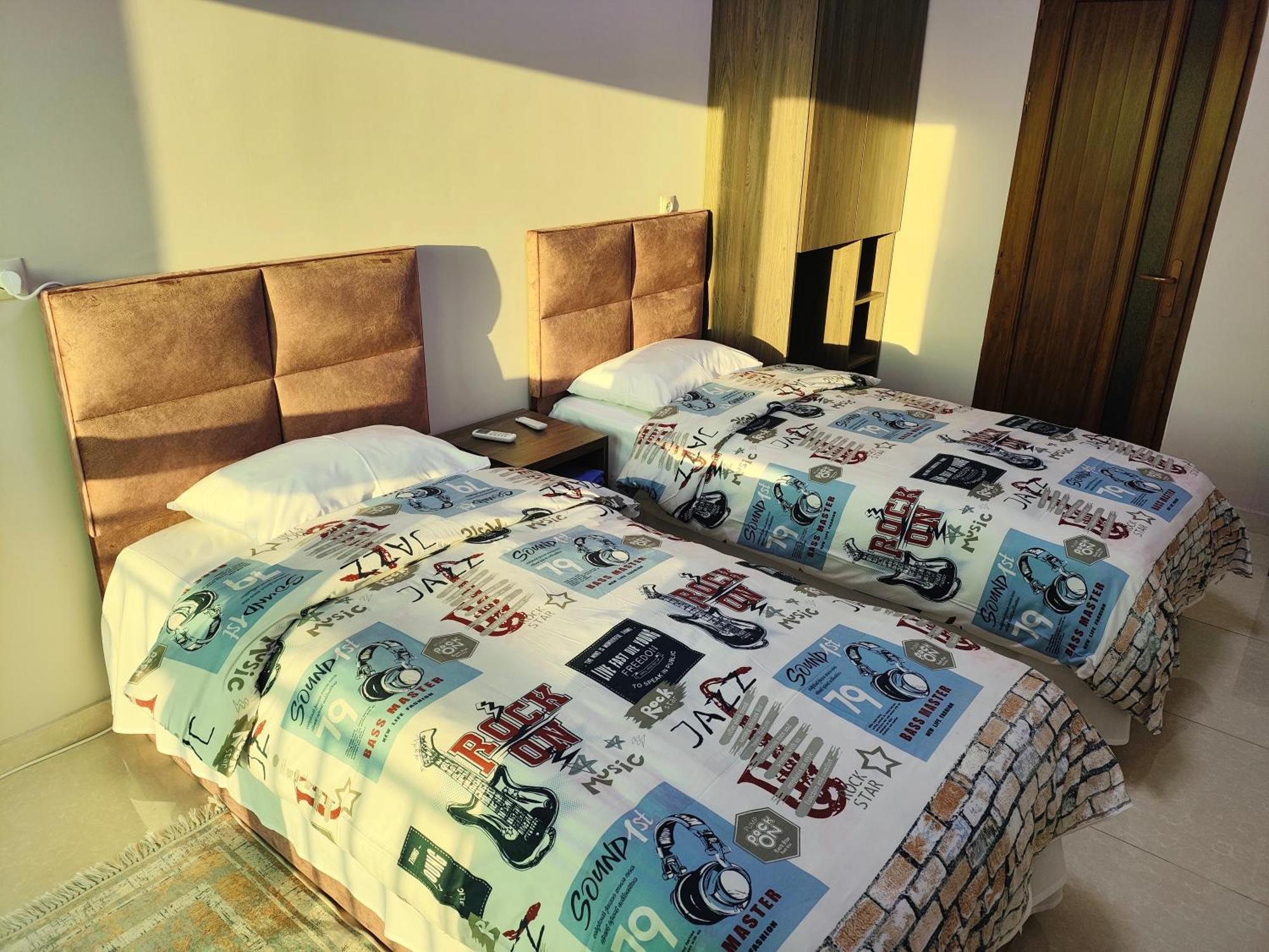 Apex Rest House Of 10 Rooms And Pool Erivan Exterior foto