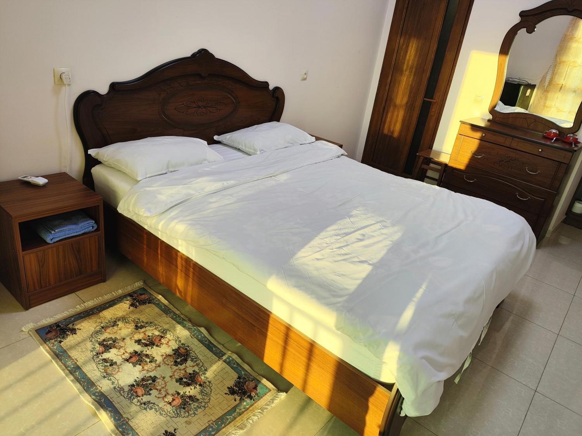 Apex Rest House Of 10 Rooms And Pool Erivan Exterior foto