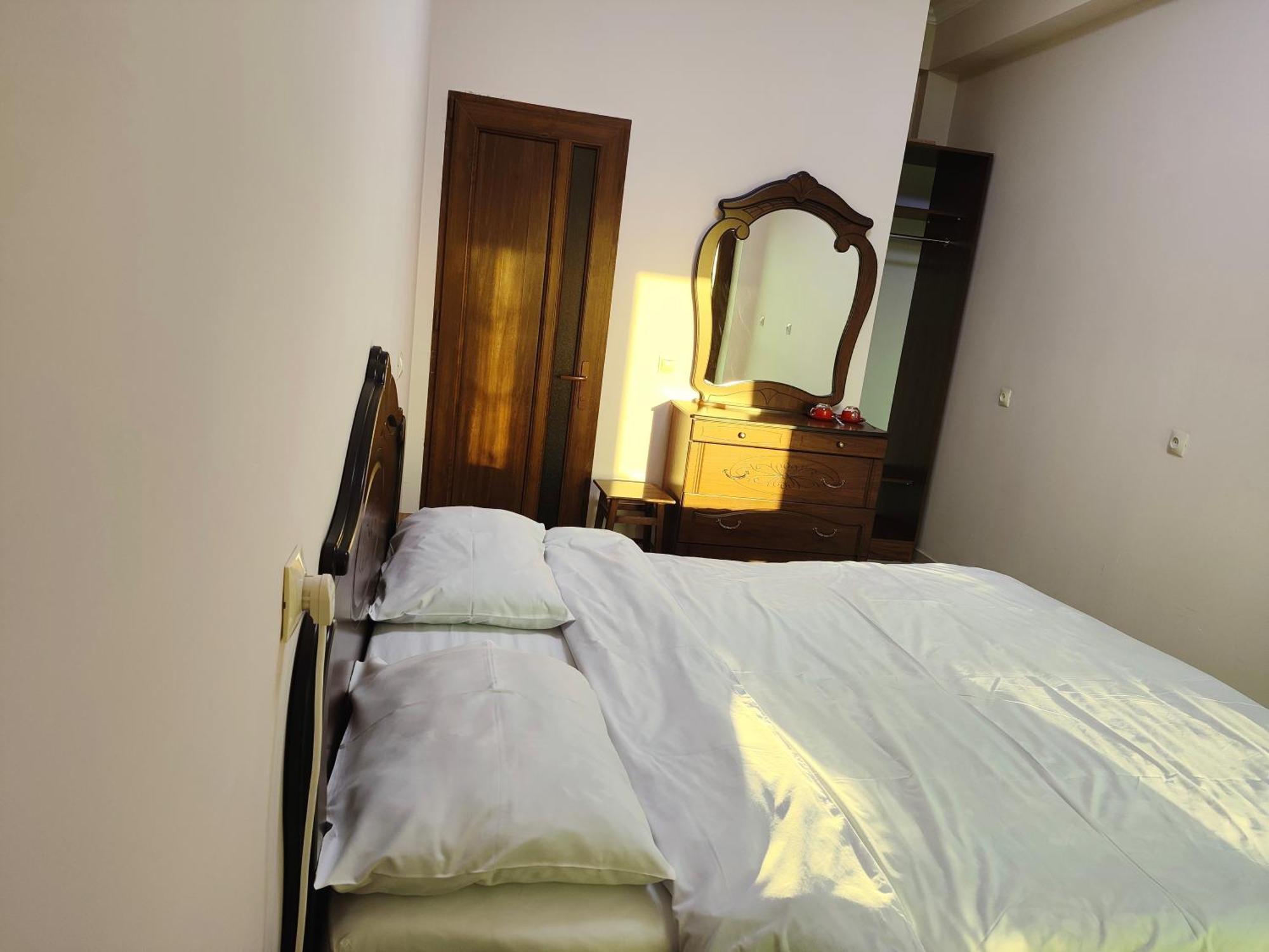 Apex Rest House Of 10 Rooms And Pool Erivan Exterior foto