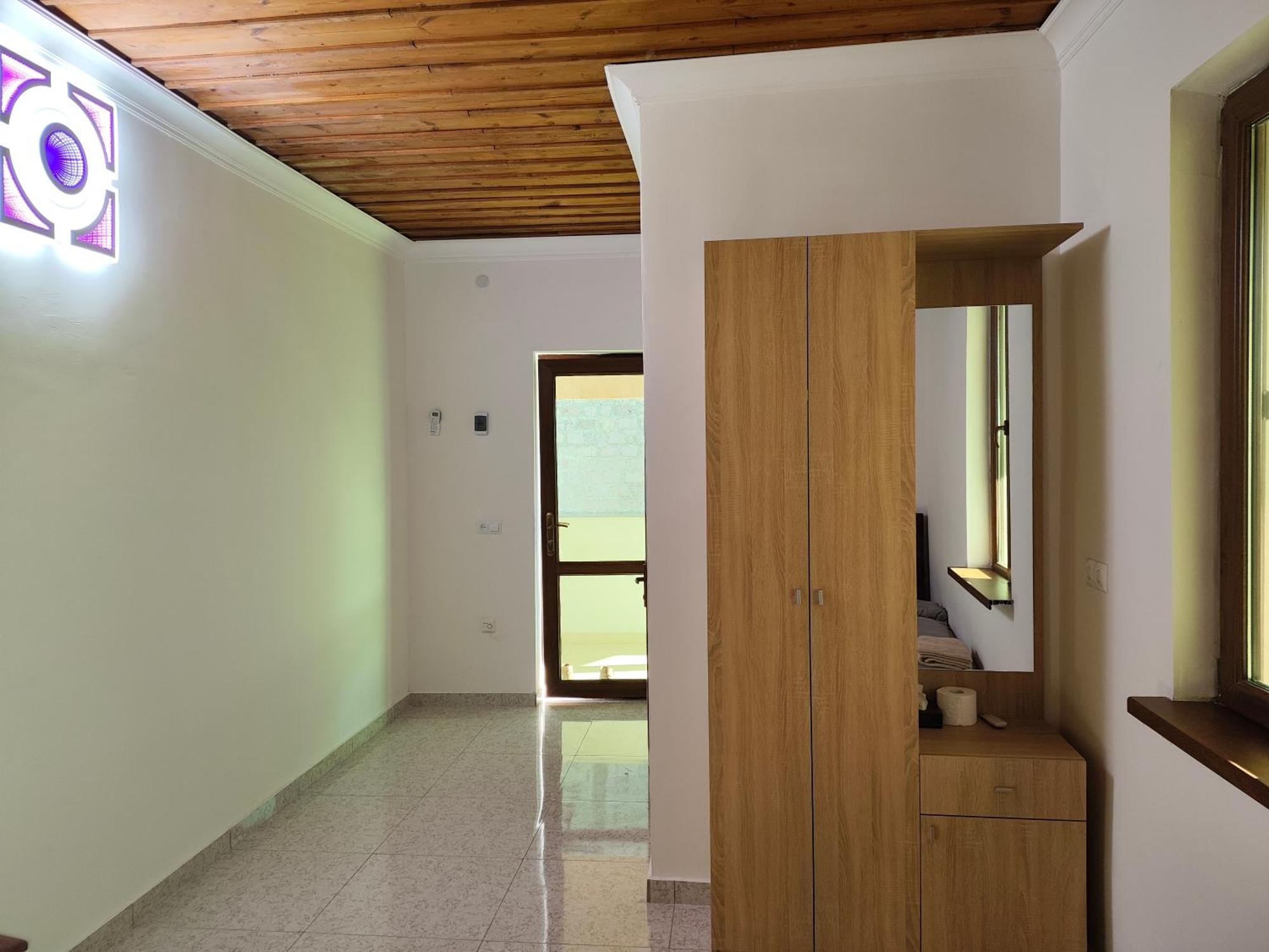 Apex Rest House Of 10 Rooms And Pool Erivan Exterior foto