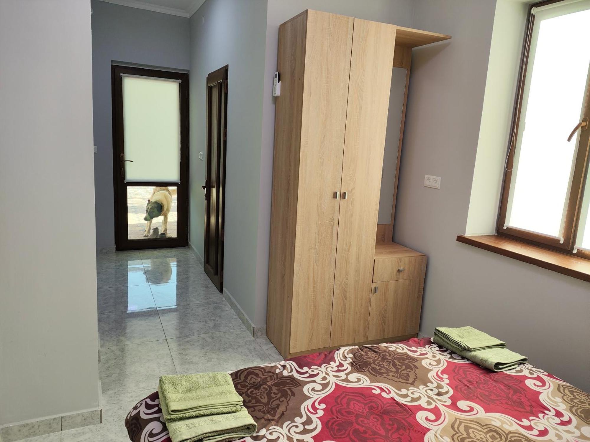 Apex Rest House Of 10 Rooms And Pool Erivan Exterior foto