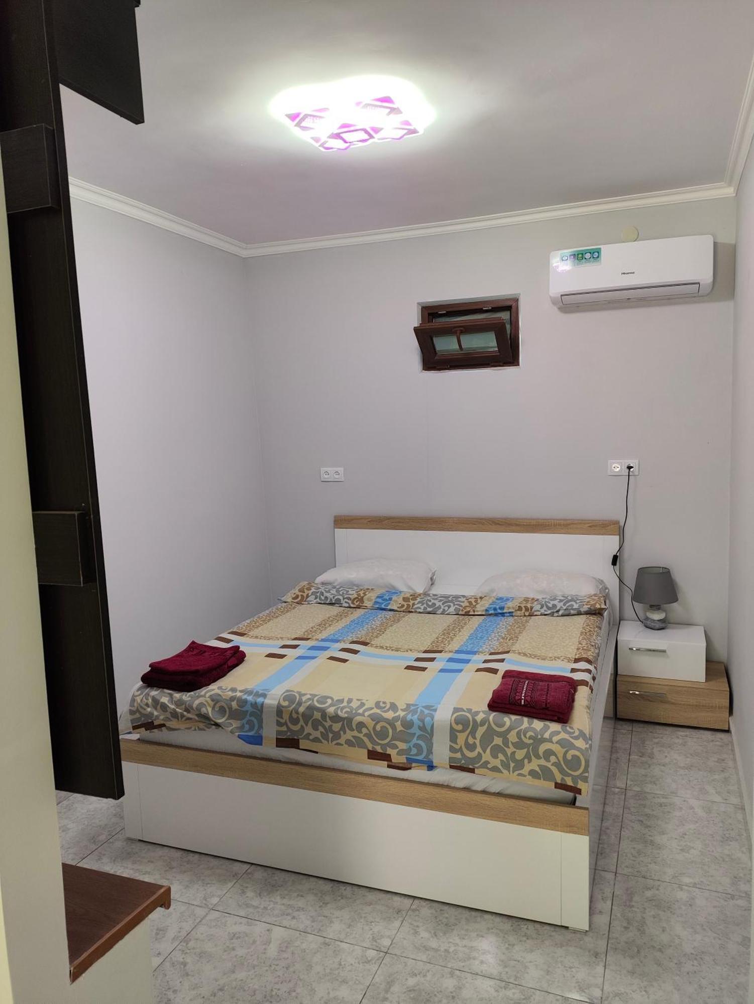 Apex Rest House Of 10 Rooms And Pool Erivan Exterior foto