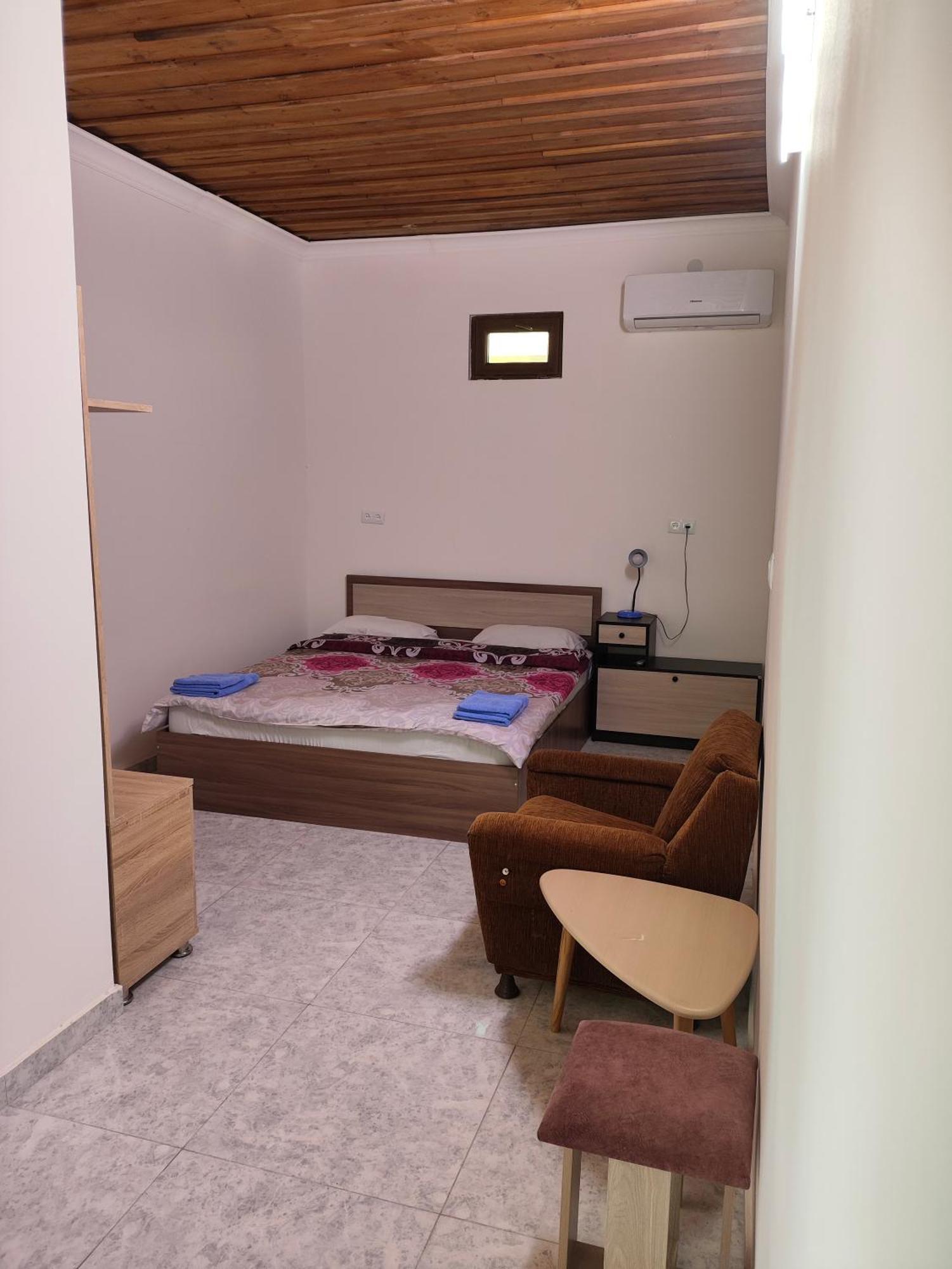 Apex Rest House Of 10 Rooms And Pool Erivan Zimmer foto