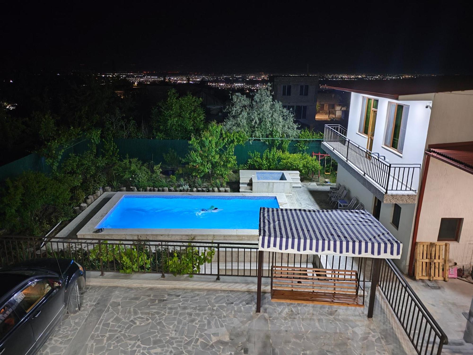 Apex Rest House Of 10 Rooms And Pool Erivan Exterior foto